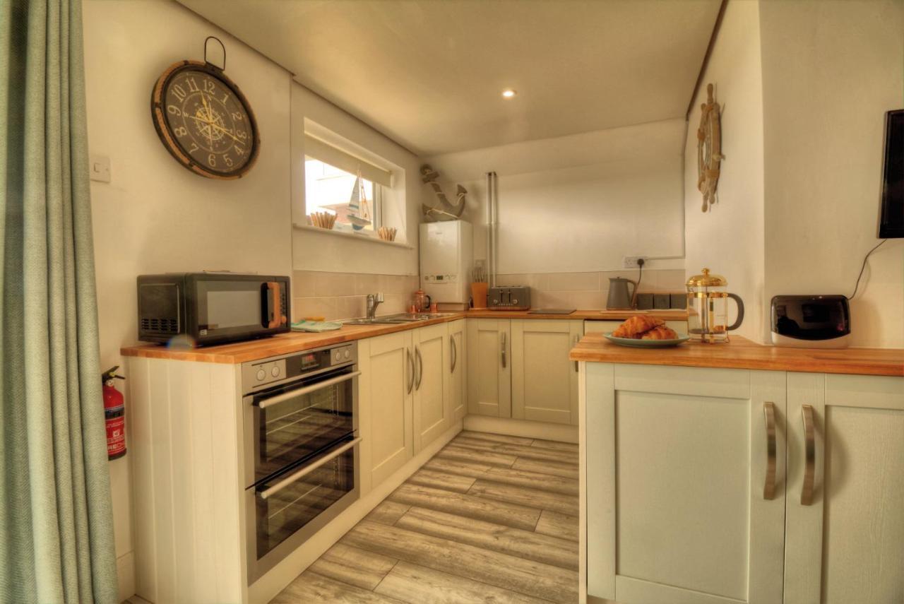Pass The Keys Shore To Please - Sea Views And Beach Front Modern 1Bed Apt With Sofabed Portsmouth Exteriör bild